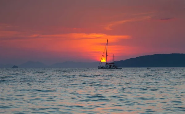 Gün Batımına Karşı Büyük Yat Tayland — Stok fotoğraf