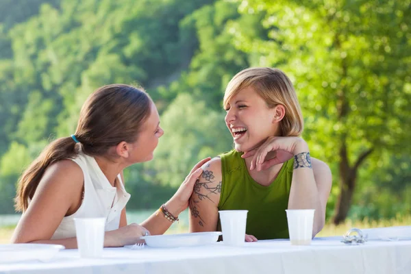 Dos Amigas Haciendo Picnic Aire Libre Riéndose — Foto de Stock