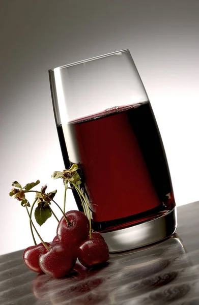 Suco Cereja Com Monte Cherrsy Superfície Alumínio Polido — Fotografia de Stock