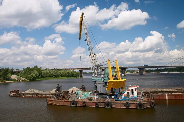 在工作河中的驳船上的水力挖泥船 — 图库照片