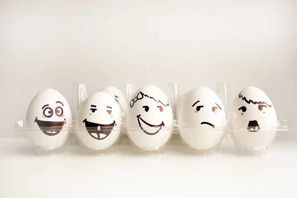 Jajko Twarzą Koncepcja Ściana Jaj Śmiech Szeregach Zdjęcie Projektu — Zdjęcie stockowe