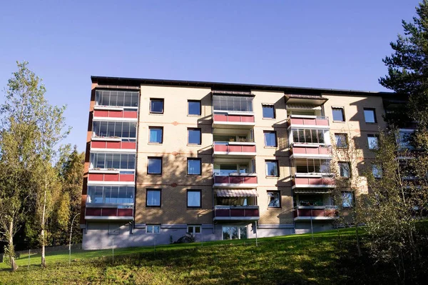 Apartment Building Bright Sunlight Surrounded Green Trees Grass — Stock Photo, Image