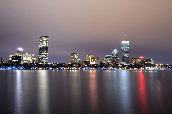 Horizonte Boston Massachusetts Por Noche Reflejado Agua —  Fotos de Stock