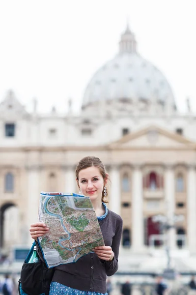 Uma Jovem Turista Estuda Mapa Praça São Pedro Cidade Vaticano — Fotografia de Stock