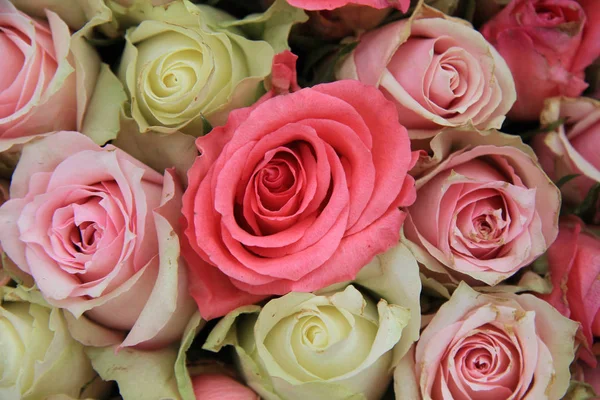 Detail Van Een Bruiloft Middelpunt Verschillende Tinten Van Roze Rozen — Stockfoto