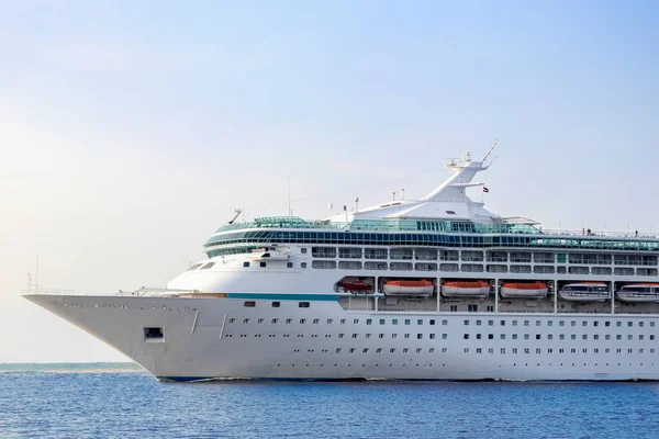 Crucero Blanco Marcha Buque Pasaje Saliendo Del Puerto Riga — Foto de Stock