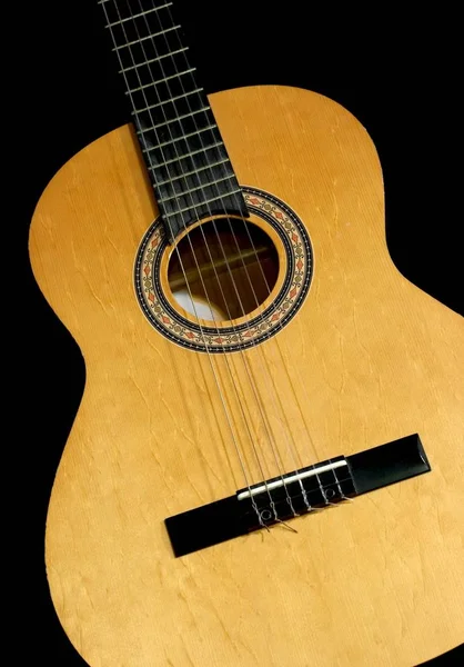 Pescoço Cabeça Uma Guitarra Acústica Fundo Preto Isolado Com Espaço — Fotografia de Stock