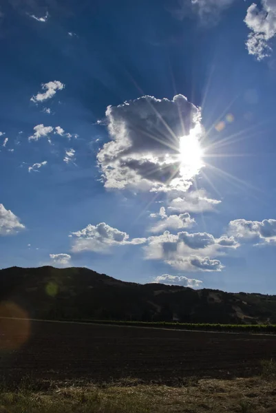 Sol Brilha Através Das Nuvens — Fotografia de Stock