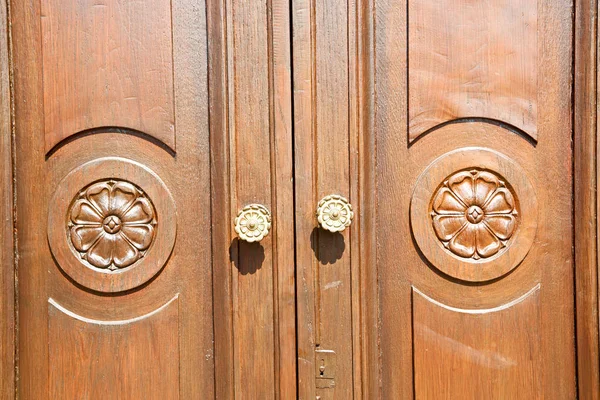 イタリアの古い Ancian 木材と伝統的なテクスチャの爪でドア — ストック写真