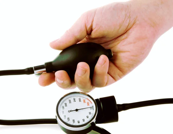 男性手と血圧を測定するための医療ツール — ストック写真