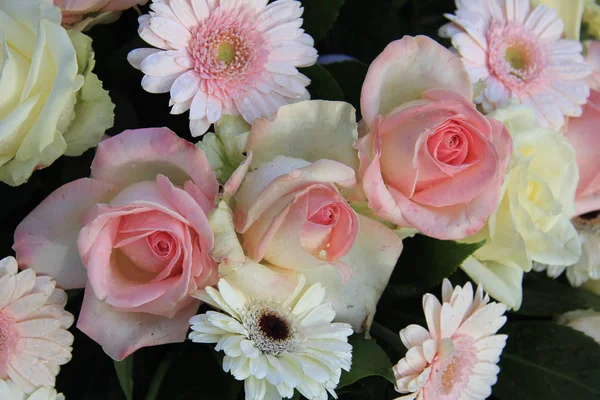 Rosas Gerberas Rosa Arranjo Floral Misto — Fotografia de Stock
