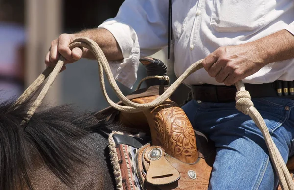 Cerca Las Manos Vaquero Caballo —  Fotos de Stock