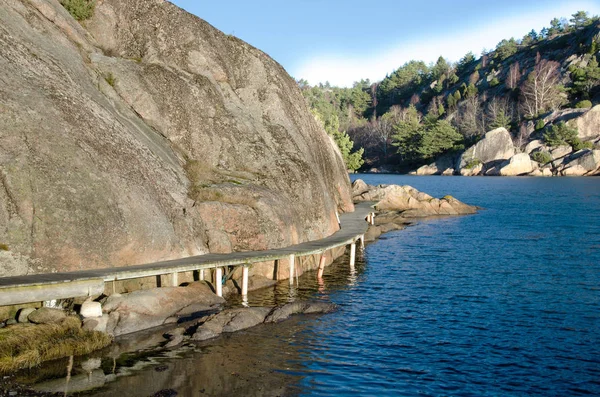 Boardwalk Längs Berget Bron Mot Vattnet — Stockfoto