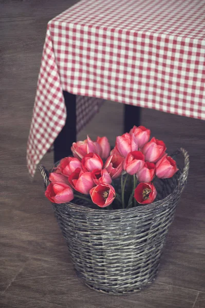 Foto Rústica Vintage Ramo Tulipanes Primavera Una Canasta Mimbre Suelo — Foto de Stock