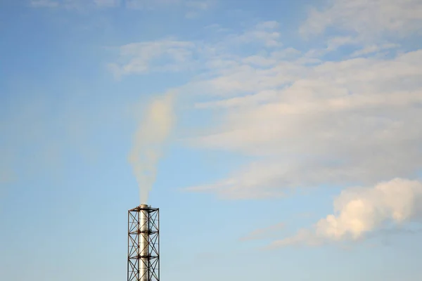 Foto Von Industriellem Rauch Aus Einem Schornstein Bei Blauem Himmel — Stockfoto