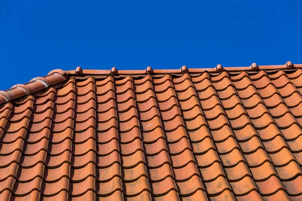 Vermelho Telha Telhado Padrão Sobre Céu Azul — Fotografia de Stock