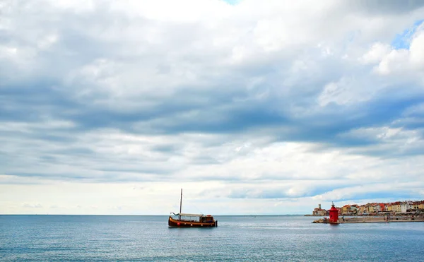 Pohled Loď Moři Piran Slovinsko — Stock fotografie