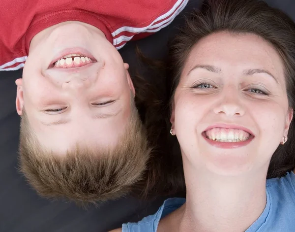 ママと息子は微笑むクローズアップ トップビュー — ストック写真