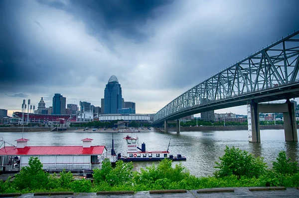 Cincinnati Skyline Bilden Cincinnati Skyline Och Historiska John Roebling Suspension — Stockfoto