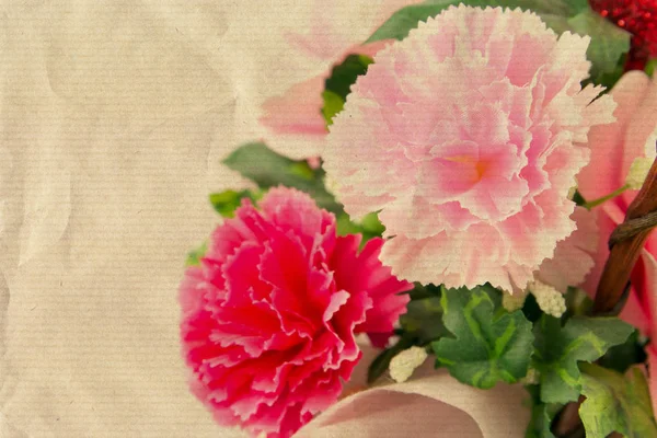 Розовые Фальшивые Цветы Старой Бумаге — стоковое фото