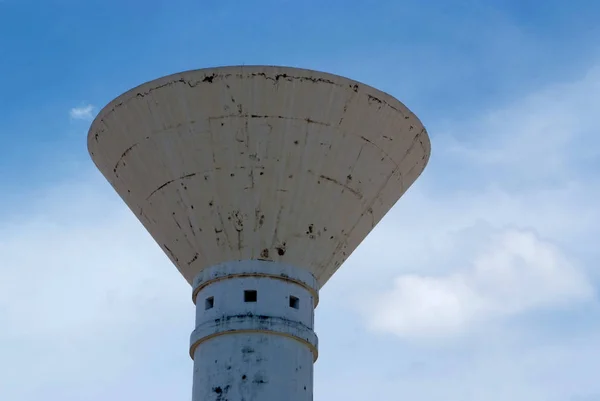 Θέα Του Πύργου Νερού Σκυροδέματος Και Του Γαλάζιου Ουρανού — Φωτογραφία Αρχείου