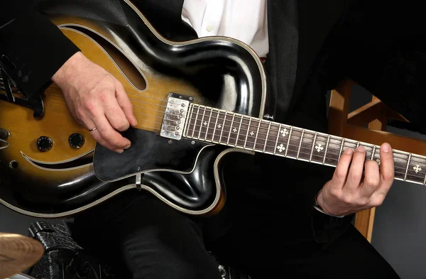 Gitarre Nahaufnahme Mit Fingern Die Sie Spielen — Stockfoto