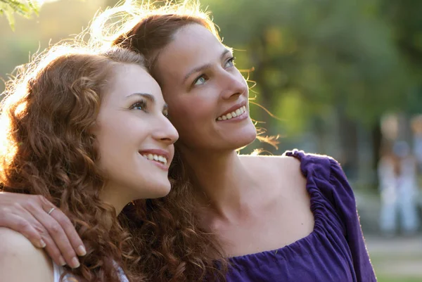 Twee Vriendinnen Park Portret — Stockfoto