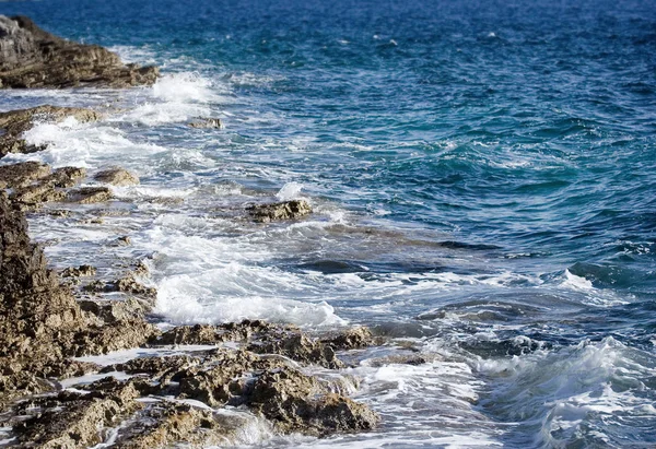 Spiaggia Rocciosa Nel Mare Mediterraneo — Foto Stock