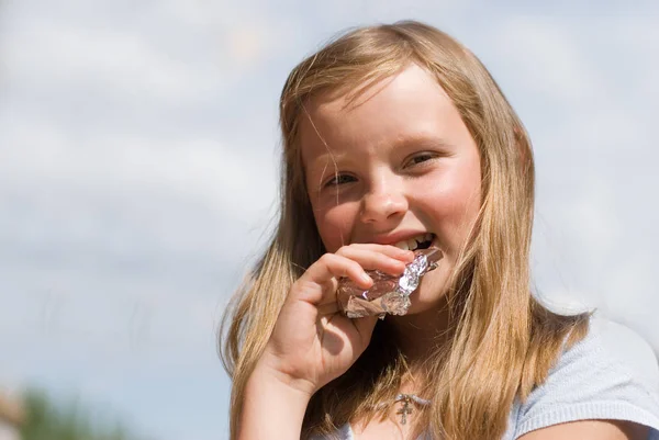 Sjokoladejenta Gleder Seg Til Solskinnsdag Sommerferie – stockfoto