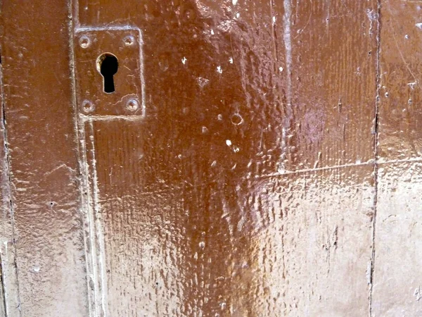 鍵穴のある古い木の扉 — ストック写真