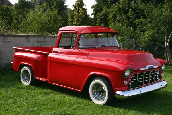 Κόκκινο Κλασικό Αμερικανικό Φορτηγό Ανακαινιστεί Για Δείξει Την Πλήρη Δόξα — Φωτογραφία Αρχείου