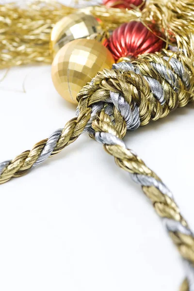 クリスマスロープで作られたヌースは 白で隔離された 背景にボーブルを持つ — ストック写真