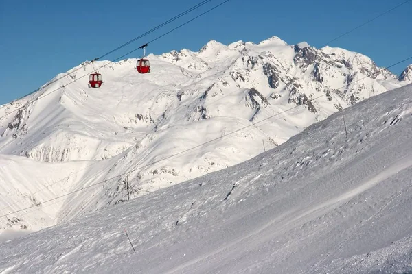 Yüksek Karlı Dağlarda Kabin Asansörleri — Stok fotoğraf