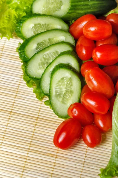 Dojrzałe Pomidory Ogórki Sałata Zbliżenie Strzał — Zdjęcie stockowe