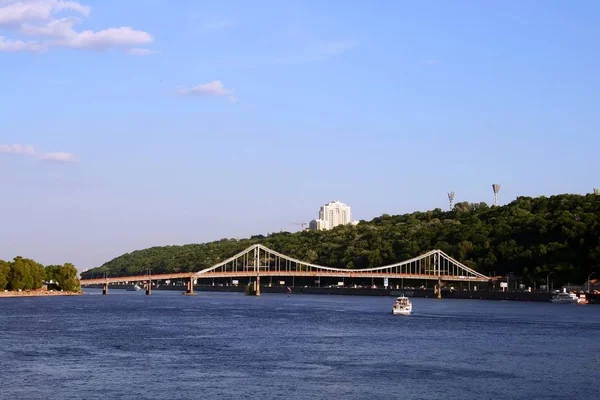 Puente Peatonal Río Dnepr Paisaje Urbano Kiev Ucrania — Foto de Stock