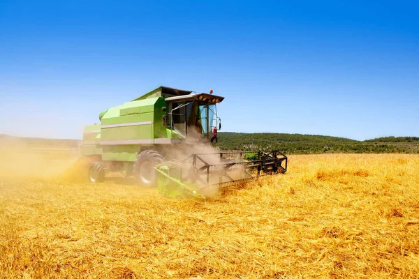 Mähdrescher Erntet Weizen Auf Spanischem Feld — Stockfoto