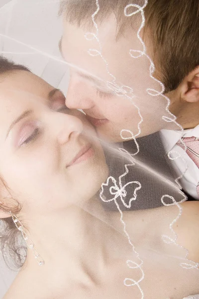 Поцелуи Жениха Невесты — стоковое фото