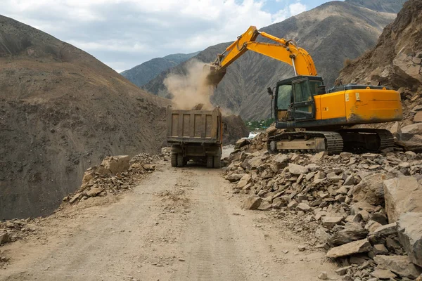 Camión Volquete Excavadora Obras Carretera Reparación Carretera Montaña — Foto de Stock