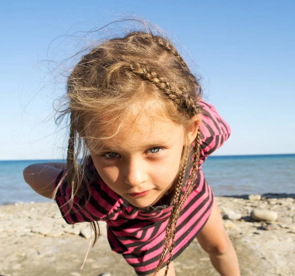 Gadis Kecil Lucu Latar Belakang Laut — Stok Foto