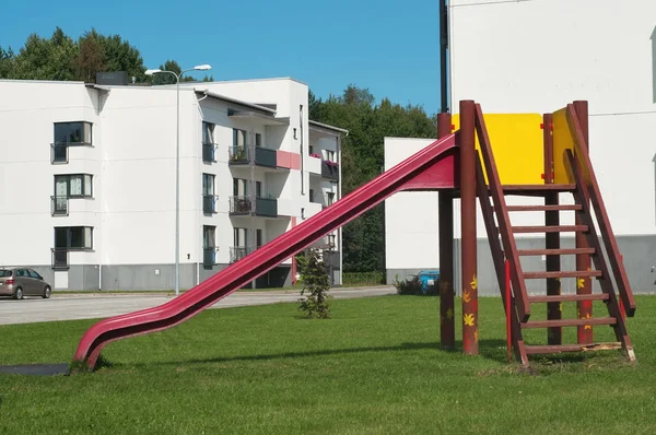 住宅地 白に近い子供の遊びの家します — ストック写真