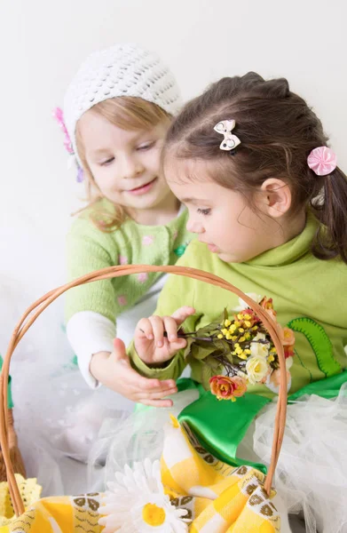 Dos Chicas Lindas Con Cesta Flores Jugando —  Fotos de Stock