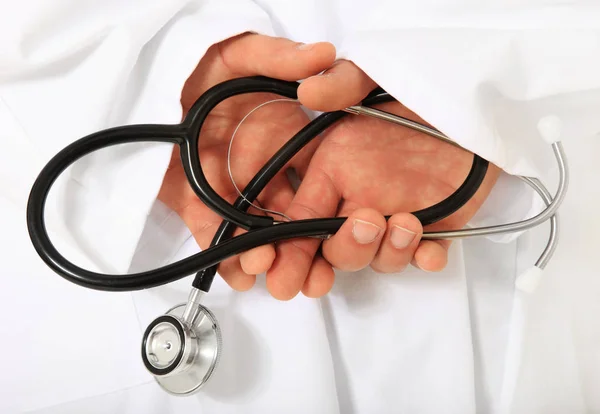 Mãos Médico Segurando Prata Estetoscópio Estéril Saúde Medicina Conceito — Fotografia de Stock