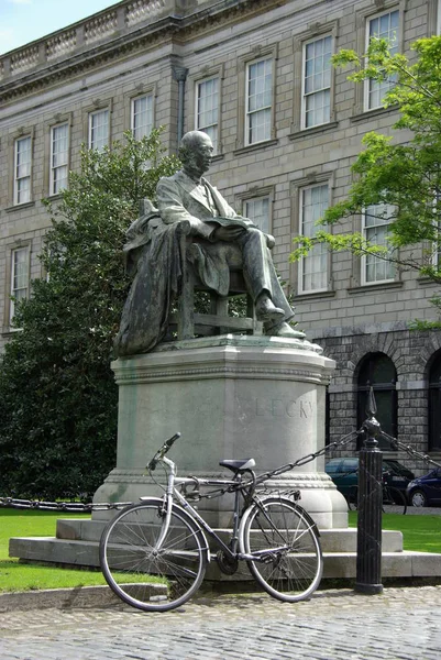 Una Estatua Trinity College Dublín Irlanda — Foto de Stock