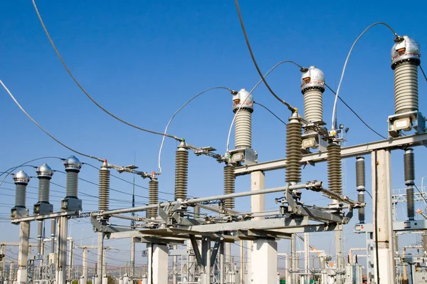 Subestação Alta Tensão Fundo Azul Céu Com Interruptor Desconector — Fotografia de Stock