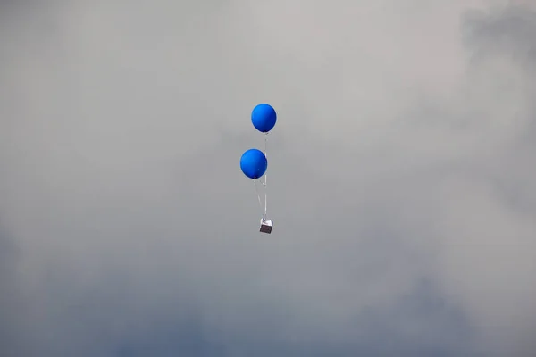 Twee Ballons Met Papieren Notitie — Stockfoto