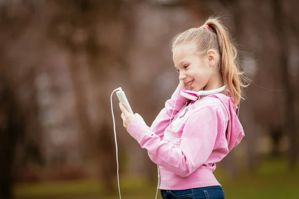 Felice Bella Bambina Ascoltando Musica Smart Phone Nel Parco — Foto Stock