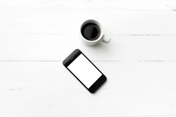 Beyaz Masa Üzerinde Kahve Fincanı Ile Cep Telefonu — Stok fotoğraf