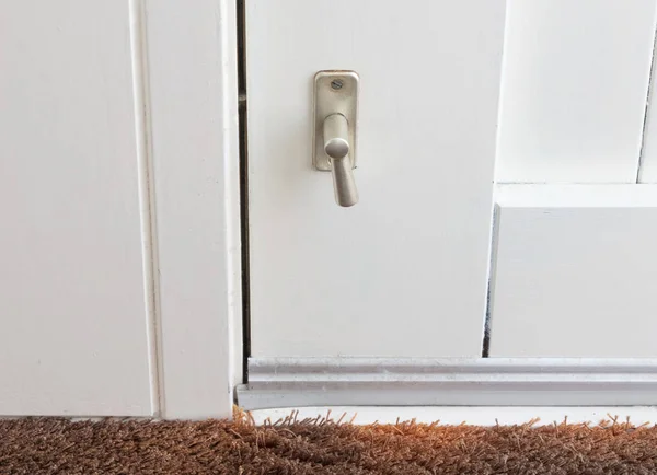 Белая Дверь Дверной Ручкой Замка Безопасности Избирательный Фокус — стоковое фото