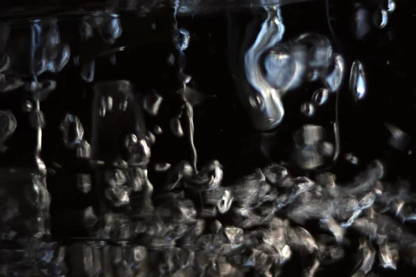 暗い背景に光を反射する抽象的な気泡 — ストック写真