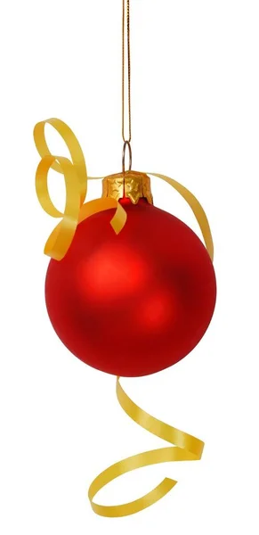 Rode Kerstbal Met Geel Lint Geïsoleerd Witte Achtergrond — Stockfoto